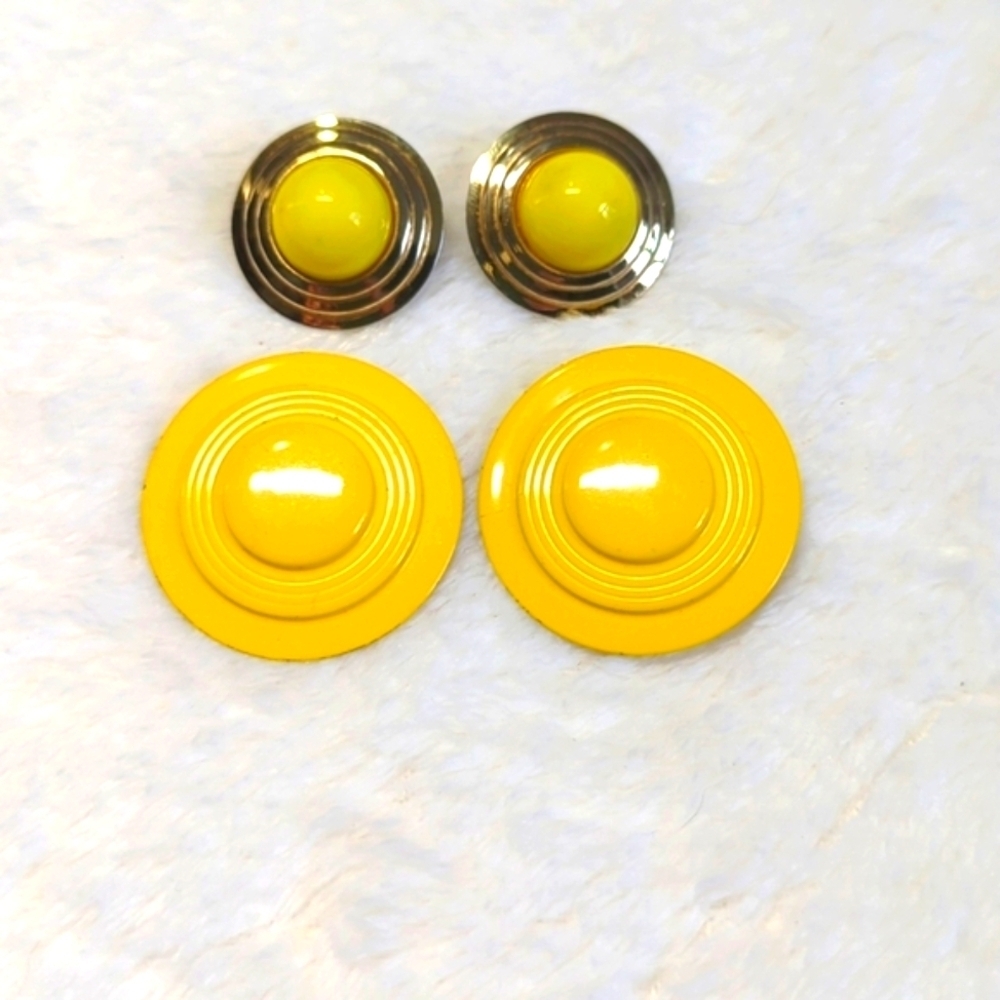 Vintage 70's Yellow Enamel and Goldtone Clip Earrings - Qty 2 pairs - Picture 3 of 7